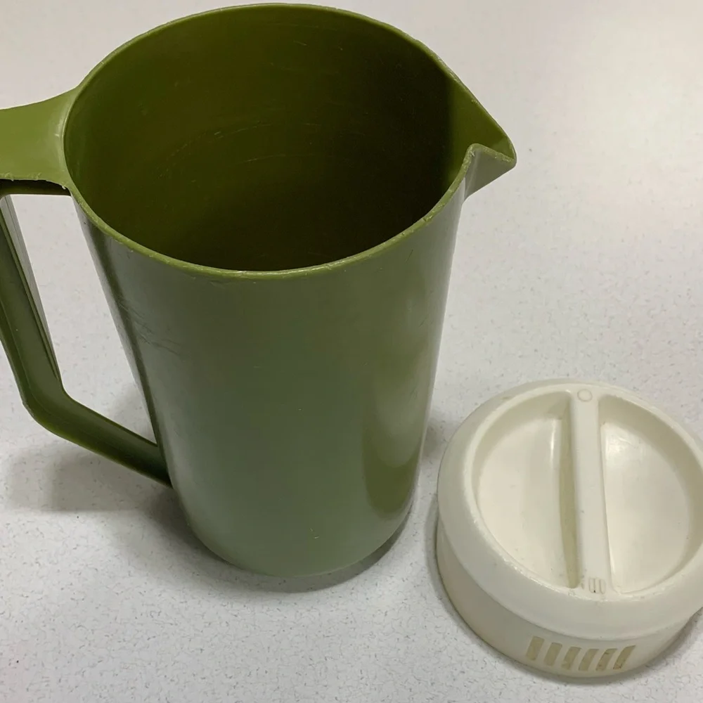 Rubbermaid Pitcher 2 1/4 Quarts drinking vintage Green MCM lid serve ware